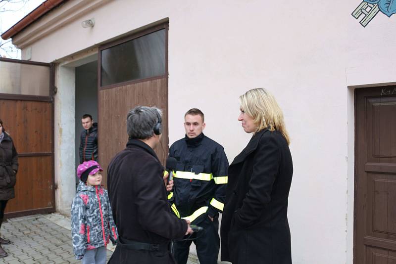 Redaktor Českého rozhlasu Pavel Halla na reportáži u Poděvouských hasičů.