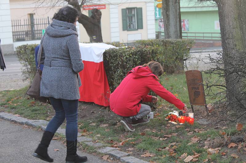 Události 17. listopadu uctili na náměstí za zvuků hudby 89. roku, nechyběla ani Modlitba pro Martu.