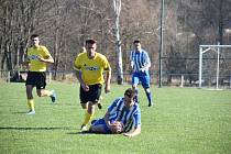 O víkendu fotbalisté Jiskry Domažlice B (ve žlutém) deklasovali Staňkov (hráči v modrých dresech) 8:0. Uspějí také ve čtvrtek doma proti Bolevci?