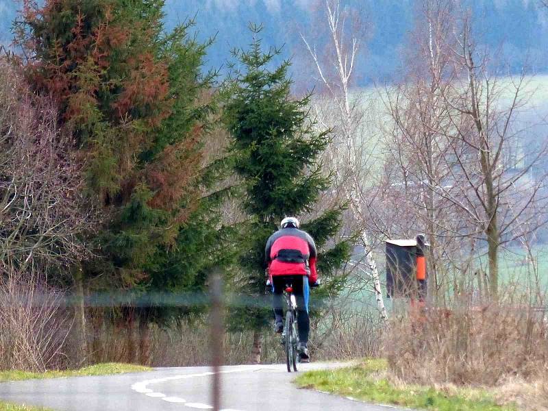 Cyklostezku si na Boží hod vánoční užili pěší, cyklisté i bruslaři.