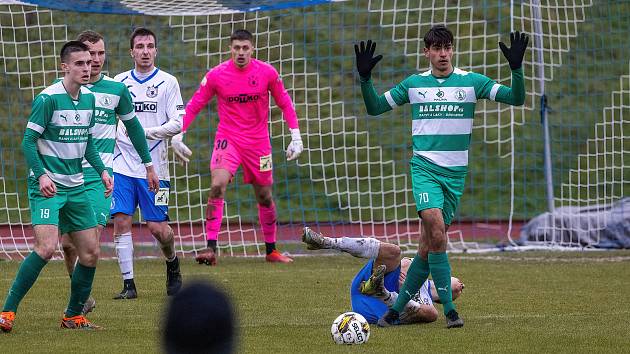 22. kolo FORTUNA ČFL, skupina A: TJ Jiskra Domažlice (na snímku fotbalisté v modrobílých dresech) - Bohemians Praha 1905 B 2:0.