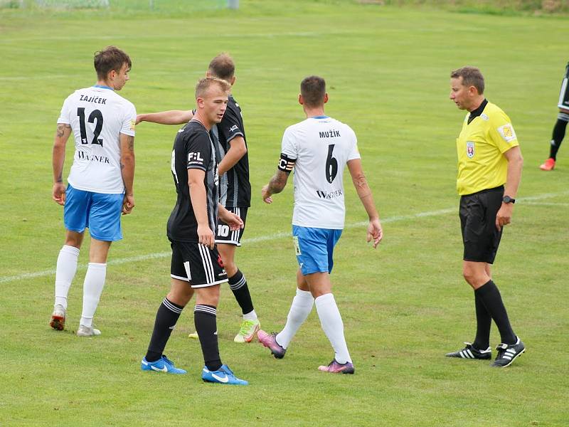 3. kolo FORTUNA ČFL A: Dynamo České Budějovice B - TJ Jiskra Domažlice (hráči v bílých dresech) 0:1 (0:1).