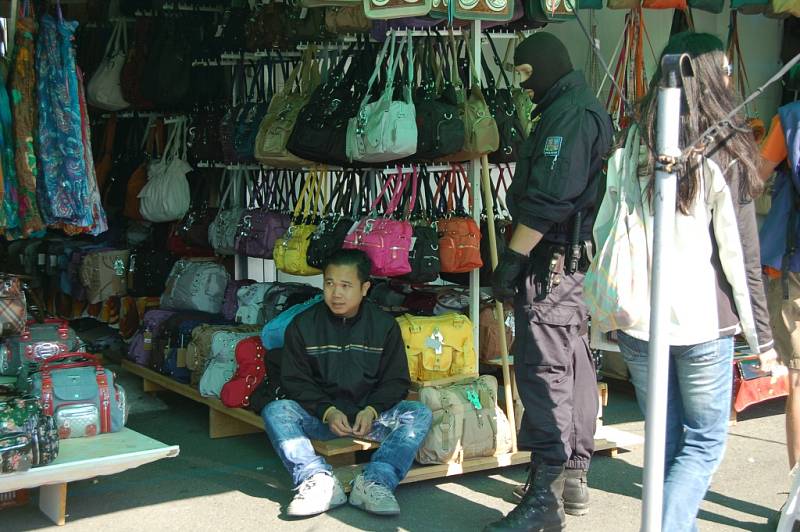 Policejní razie na folmavských tržnicích.