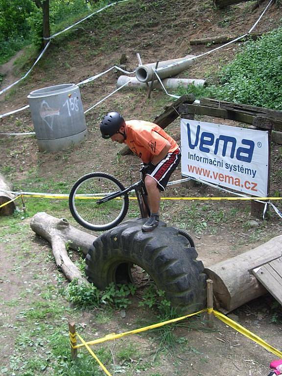 Mládež oddílu cyklotrialu Dynamo Horšovský Týn závodila o víkendu 14. až 15. května ve Velké Bystřici na Olomoucku, kde se konalo Mistrovství ČR v biketrialu. 