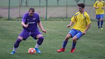 Sokol Poděvousy (ve žlutém) - Loko Hostouň (ve fialovém) 6:2 (2:2).