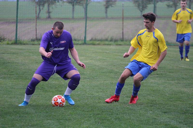 Sokol Poděvousy (ve žlutém) - Loko Hostouň (ve fialovém) 6:2 (2:2).