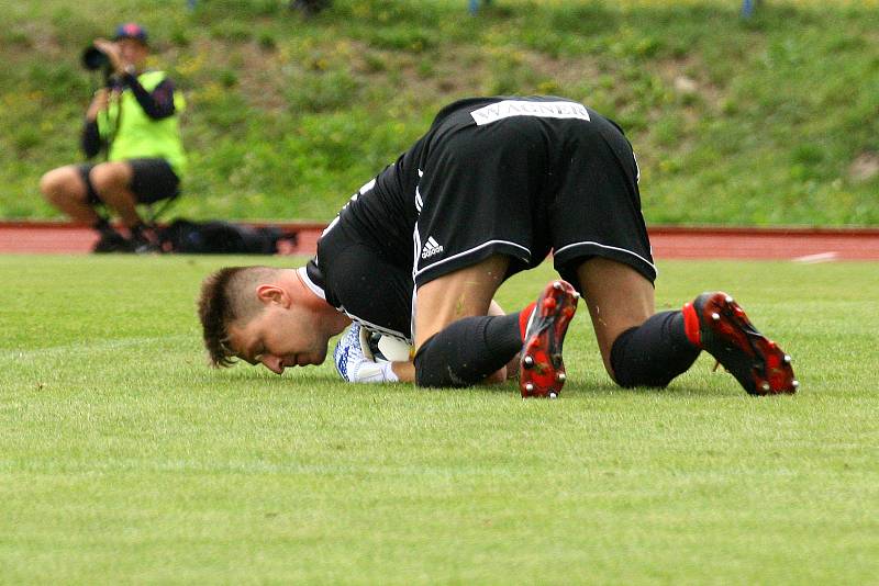 Fotbalisté Domažlic (na archivním snímku hráči v modrobílých dresech) prohráli na hřišti Benešova 3:5.