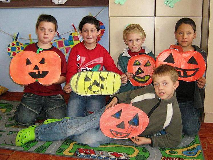 Třeťáci ze zŠ Mrákov si vyprávěli o Halloweenu a malovali halloweenské dýně.