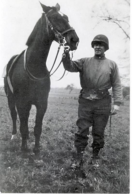 Plukovník 2. jezdecké skupiny Charles Hancock Reed s jedním ze zachráněných koní. Foto: Vojenský historický ústav v Praze