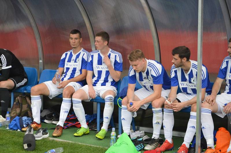 Ve svém úvodním zápase Memoriálu Matěje Strejčka vyhrála Jiskra Domažlice (v modrém) nad dorostem Viktorie Plzeň U19 6:3.