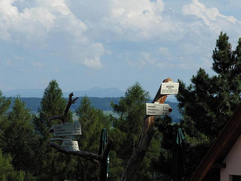 Pohled z Hrádku na šumavské vrcholy nazývané Prsa Matky Boží (Malý a Velký Ostrý - 1 266 m a 1 293 m).