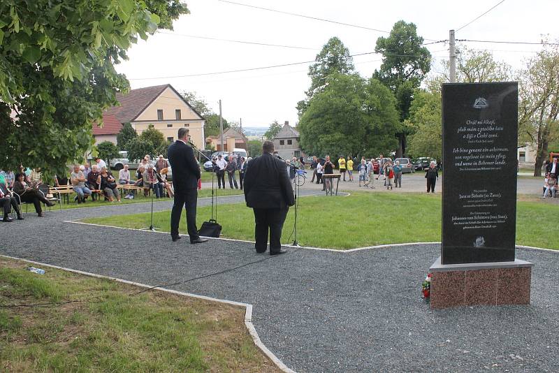 ODHALENÍ PAMÁTNÍKU se uskutečnilo v sobotu za přítomnosti českých i německých rodáků ze Šitboře.Foto: Deník/Jiří Studnička