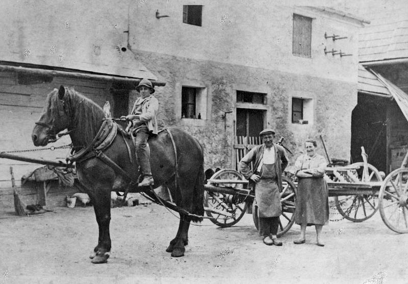 Kniha Po pěšinách Bělskem představuje historii regionu a jeho proměny. Součástí jsou dobové fotografie zaniklých obcí. Na snímku jsou Novosedly.