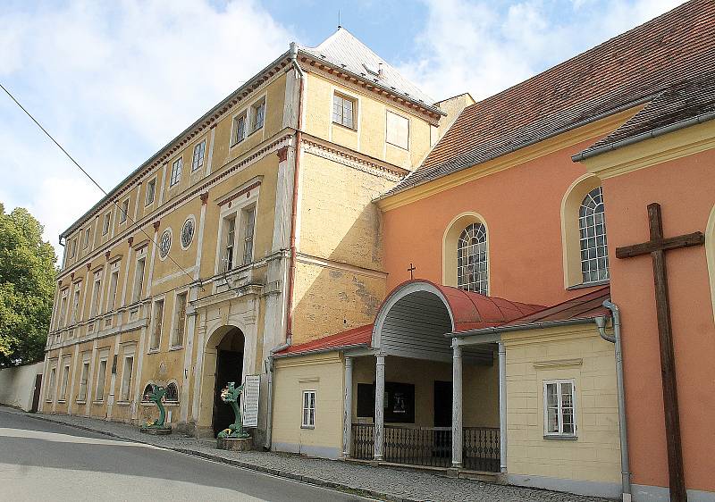 Zámek v Trhanově pocházející z druhé poloviny 17. století vlastní obec. Ta opakovaně žádá o dotace, aby ho mohla kulturní památku kompletně opravit.