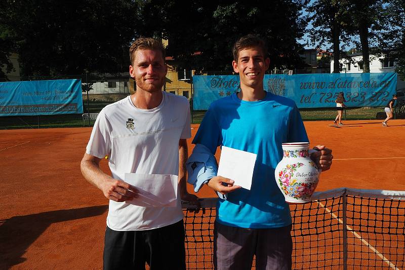 V tenisovém Přeboru Chodska triumfoval Antonín Štěpánek (vpravo) před Matějem Cintlem.