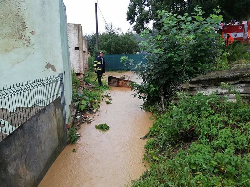 Hasiči museli v Horšovském Týně odčerpávat vodu hned dva dny po sobě. Foto: SDH H. Týn