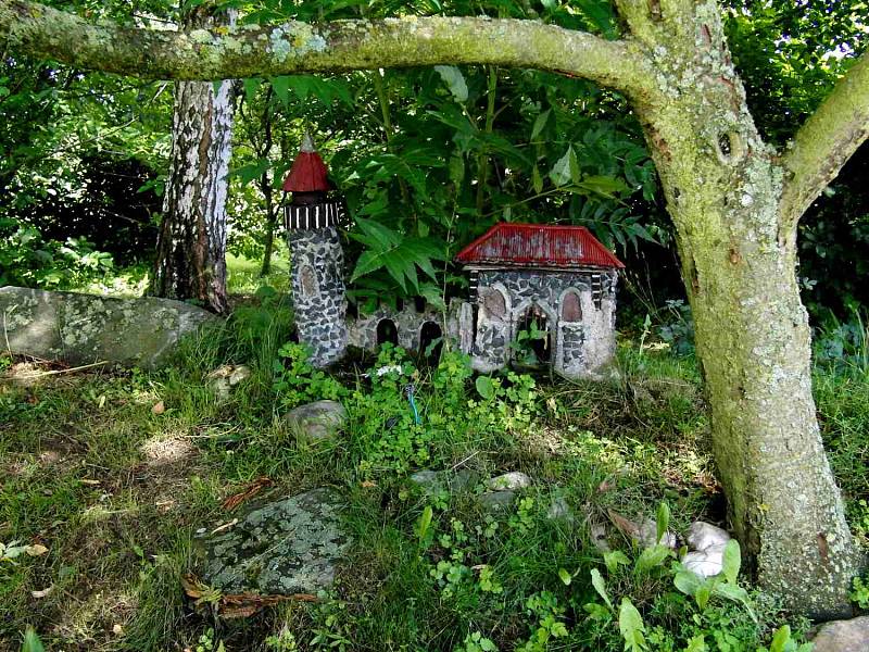 Na zahradu chalupy - někdejšího hamru, si vyrobil Alois Kubálek různé ministavby a snažil se co nejvěrněji vystihnout ty skutečné.