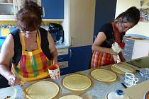 Jak se připravují a zdobí koláče na Horním Chodsku nám předvedly (zleva) Marie Langová a Jana Zuberová z Postřekova.