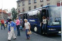 Ilustrační foto z domažlického nádraží ČSAD. Řidiči autobusů nikdy neví, jaké cestující povezou, případně s kým se mohou dostat bez vlastního zavinění do konfliktu. 