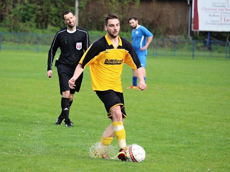 Sousedské derby v Holýšově skončilo vysokou výhrou rezervy domácího FK, která v přímém souboji o osmou příčku tabulky okresního přeboru porazila Kvíčovice 7:2.