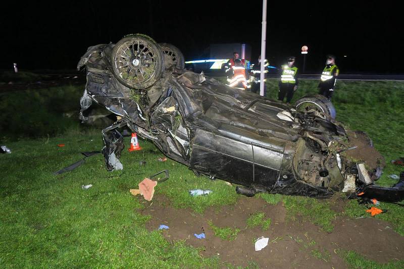 Mladý řidič nepřizpůsobil rychlost jízdy a dostal na mokré vozovce smyk. Narazil do stromů, mostku a převrátil se na střechu.