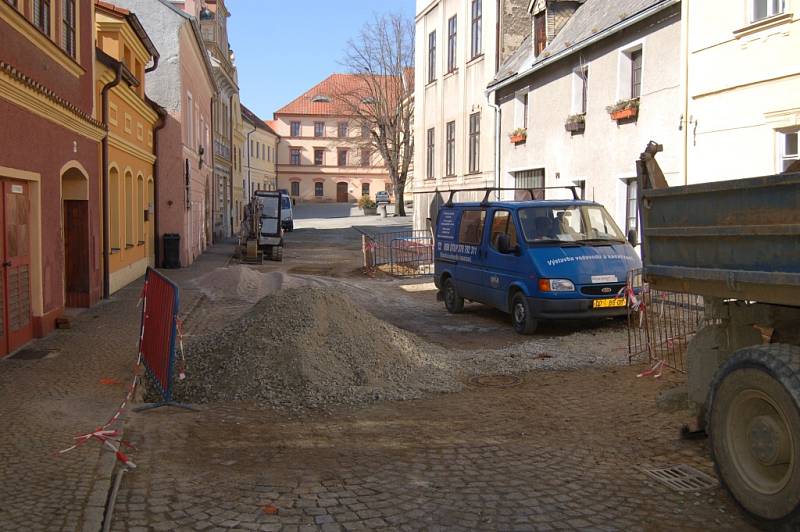 Stavební práce v domažlických ulicích, pátek 16. března 2012.