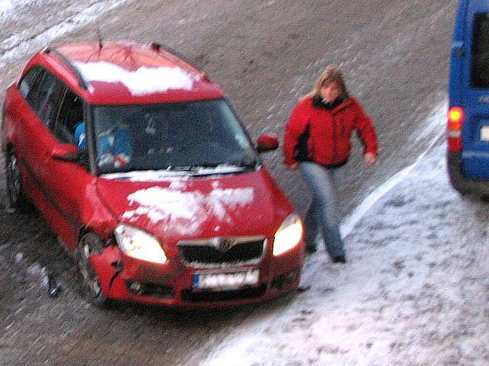 Jedenadvacátý prosincový den se srazila dvě auta v Domažlicích v ulici Msgre B. Staška.