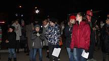 Do Staňkova přišlo zpívat vánoční koledy asi 60 lidí.