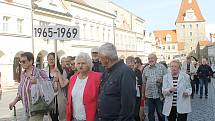 Sobotní průvod, který byl vrcholem oslav domažlického gymnázia, směřoval od budovy školy do centra a skončil u Chodského hradu. Zúčastnily se ho stovky lidí.