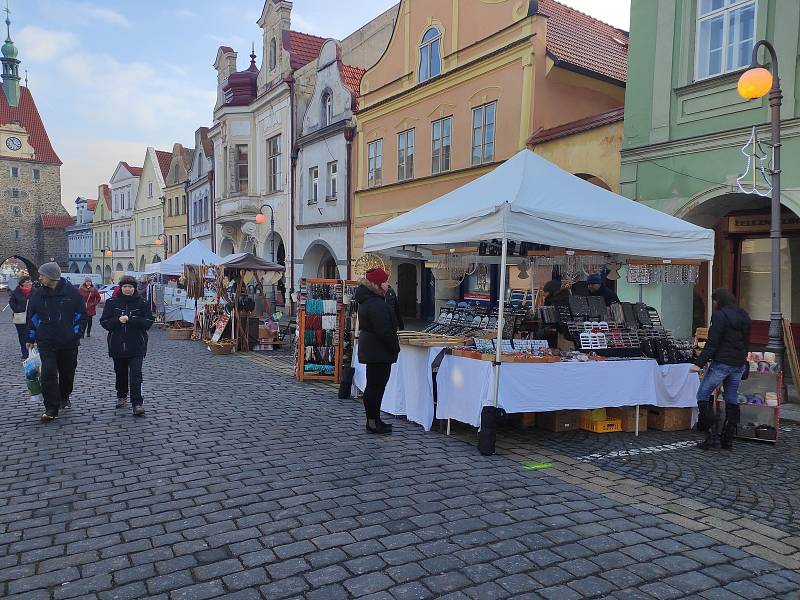 Jednodenní Vánoční trhy v Domažlicích přilákaly v sobotu 18. prosince spoustu návštěvníků. Lidé zavzpomínali i na Havla, který zemřel přesně před deseti lety.