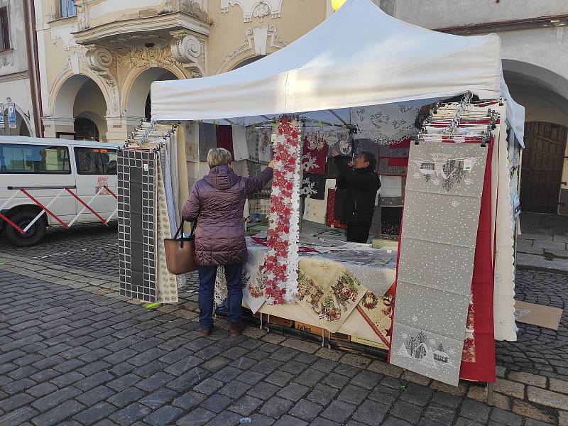 Jednodenní Vánoční trhy v Domažlicích přilákaly v sobotu 18. prosince spoustu návštěvníků. Lidé zavzpomínali i na Havla, který zemřel přesně před deseti lety.