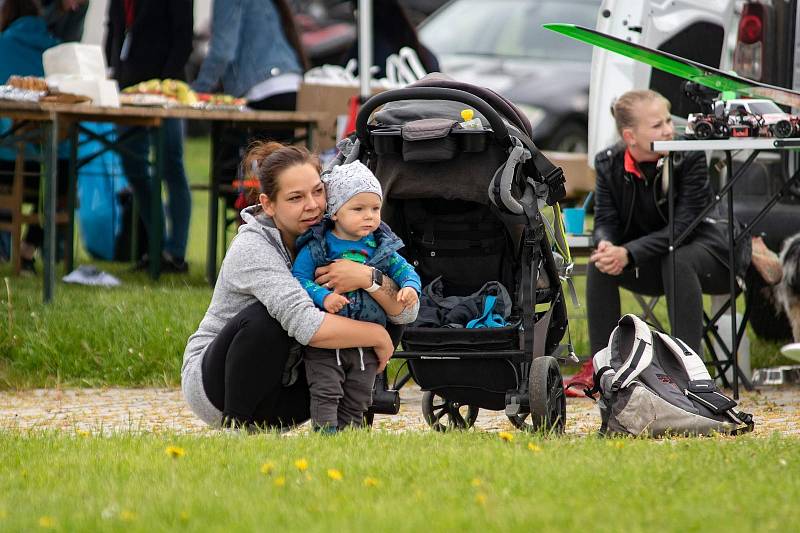 Matěje Šebelíka z Hostouně přijely podpořit na akci "Pošli to dál" v sobotu 7. května do Štítar stovky lidí.