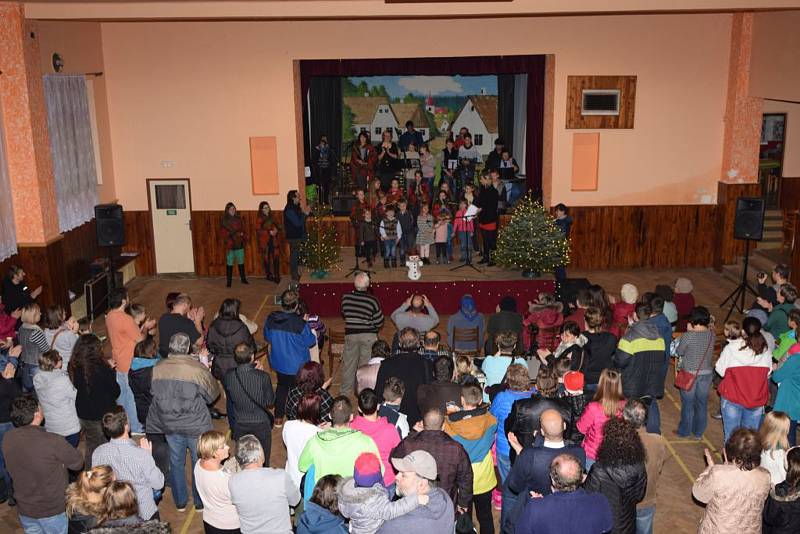 Tradiční vánoční koledování v Tlumačově se kvůli počasí muselo přesunout do místního sálu kulturního domu.
