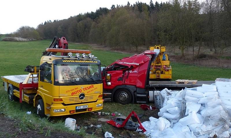 Za zatáčkou nad Smolovským rybníkem havaroval rumunský kamion.l.