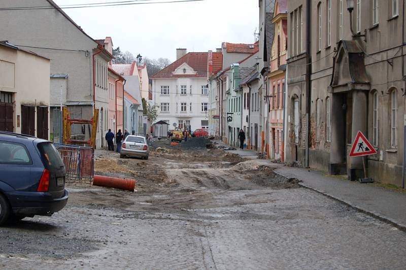 Stavební práce v Domažlicích, 20. dubna 2012.