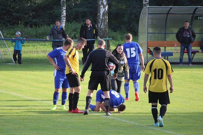 SK Krchleby (ve žlutém) - Dynamo Studánka (v modrém) 2:2, na PK 3:4. O bodu navíc rozhodli v Krchlebech až brankáři.