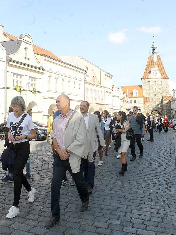 Sobotní průvod, který byl vrcholem oslav domažlického gymnázia, směřoval od budovy školy do centra a skončil u Chodského hradu. Zúčastnily se ho stovky lidí.