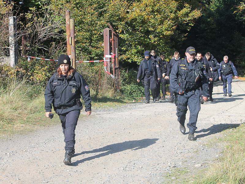 Čeští i němečtí policisté a hasiči hledají osmiletou Julii z Německa, která se ztratila v neděli odpoledne v okolí Čerchova na Domažlicku.