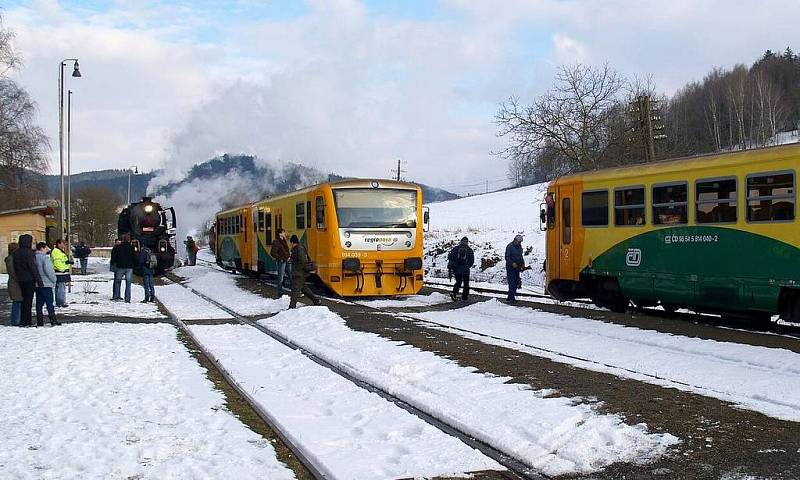 Setkala se století – vlevo století páry, vpravo doprava století současného.