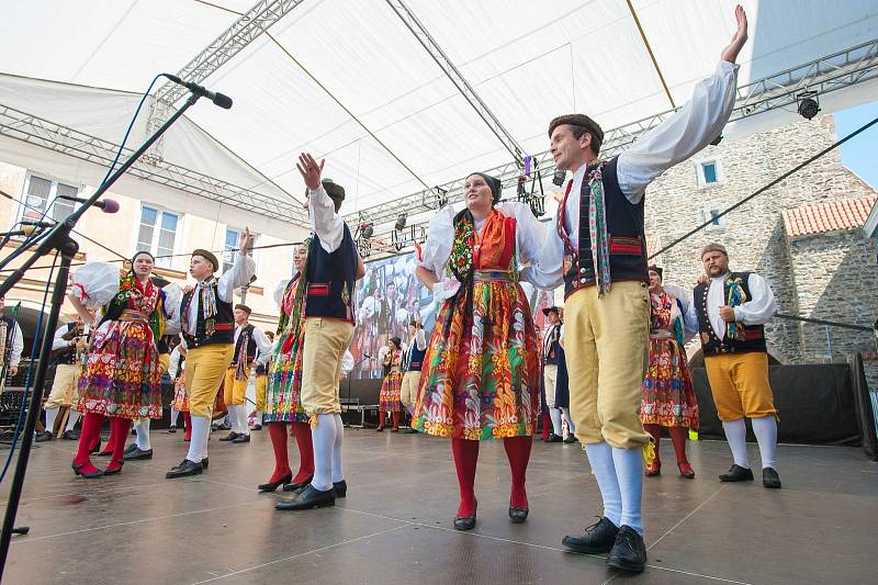 V Domažlicích se tento víkend odehrávají Chodské slavnosti a Vavřinecká pouť. Chodské slavnosti patří vůbec k nejstarším a největším národopisným slavnostem v České republice.