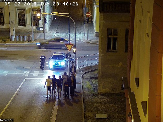 Maturanti slavili v Domažlicích zkoušku dospělosti jízdou v nákupních košících.