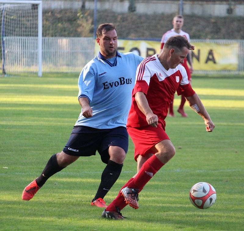 FK Holýšov B (v modrém) - Sokol Osvračín (v červeném) 2:2, na penalty 2:4.