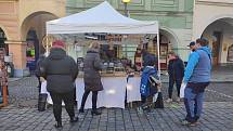 Jednodenní Vánoční trhy v Domažlicích přilákaly v sobotu 18. prosince spoustu návštěvníků. Lidé zavzpomínali i na Havla, který zemřel přesně před deseti lety.