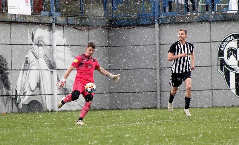 Fotbalisté TJ Jiskra Domažlice (na archivním snímku hráči v bílých dresech) prohráli v neděli dopoledne na hřišti příbramského béčka 0:2.