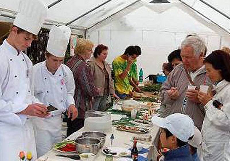 PŘEDVEDLI SVŮJ UM V PLZNI. Žáci škol z Hostouně, Staňkova a Horšovského Týna se postarali o tradiční menu i květinovou výzdobu Dnů japonské kultury v plzeňské zoologické zahradě. 