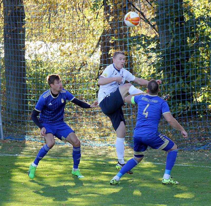 13. kolo FORTUNA ČFL, skupina A: FK Motorlet Praha (modří) - TJ Jiskra Domažlice (hráči v bílých dresech) 1:1 (1:1).