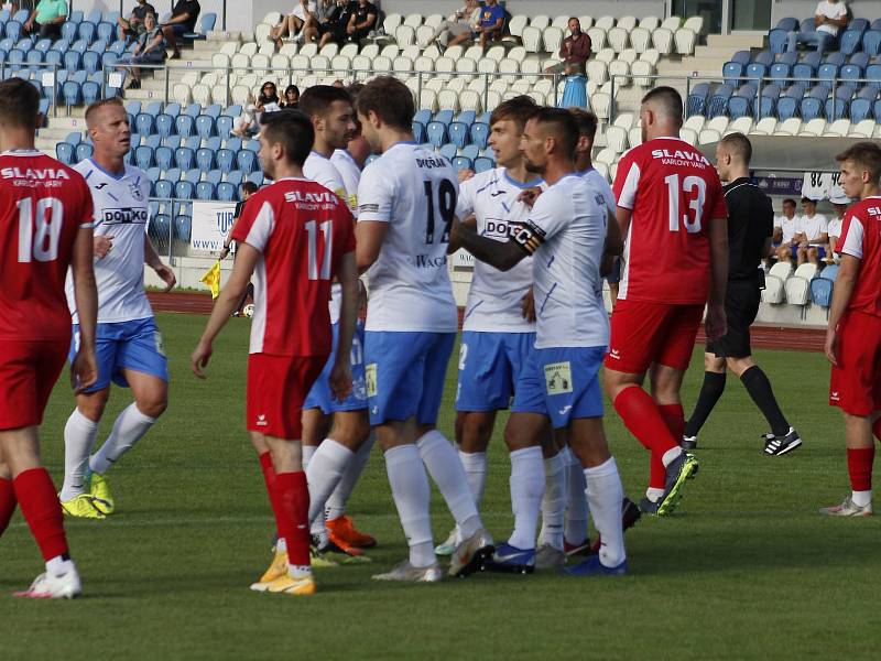 6. kolo FORTUNA ČFL A: TJ Jiskra Domažlice (na snímku fotbalisté v bílých dresech) - FC Slavia Karlovy Vary 2:2 (2:1).