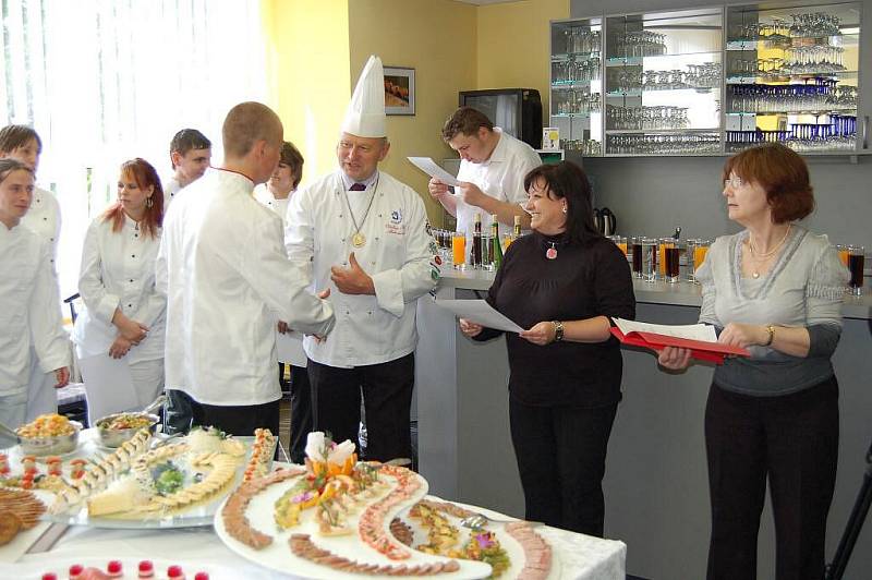 Závěrečný raut kurzu studené kuchyně na domažlickém učilišti.