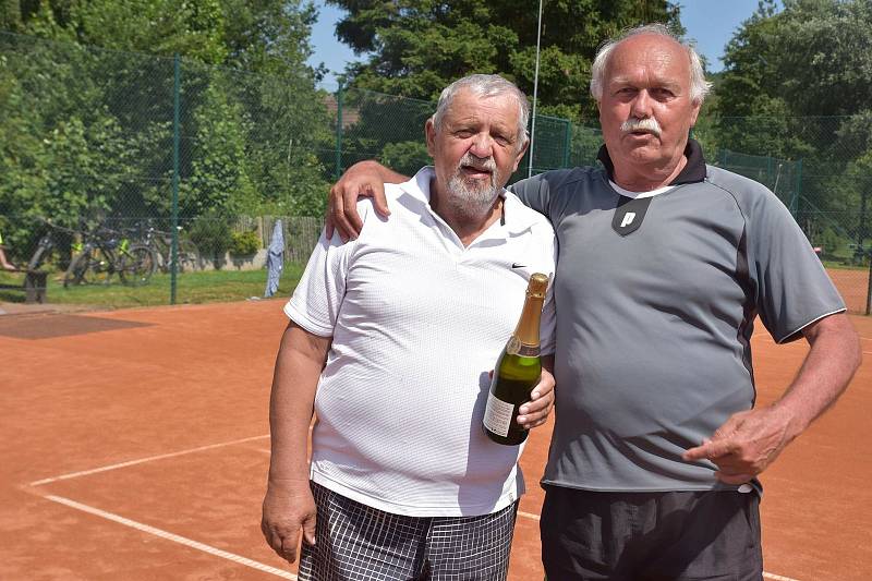 Tenisový Memoriál Jana Šturmy ml. 2020 na Babyloně - nejstarší dvojice (zleva) Jan Šturma st. a Pavel Ševčík.