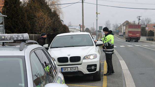 Od pondělí platí omezení pohybu obyvatel mezi okresy. Na dodržování opatření dohlížejí policisté.